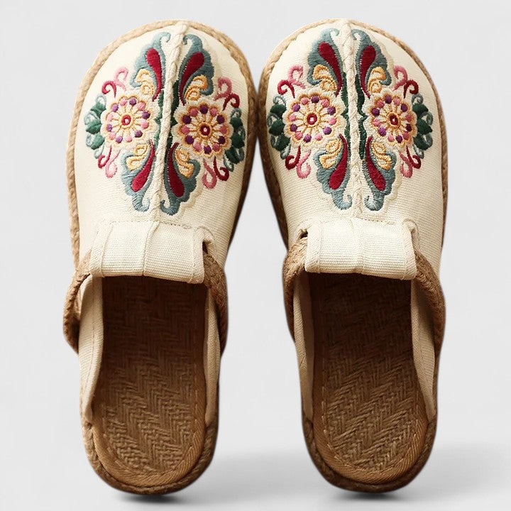 Clarize - Bestickte Flache Sandalen