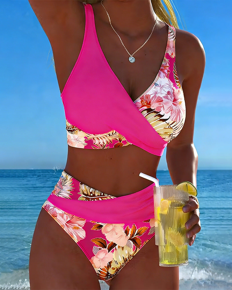 Marie | Bikini mit kontrastierendem Blumenmuster und Schlitz