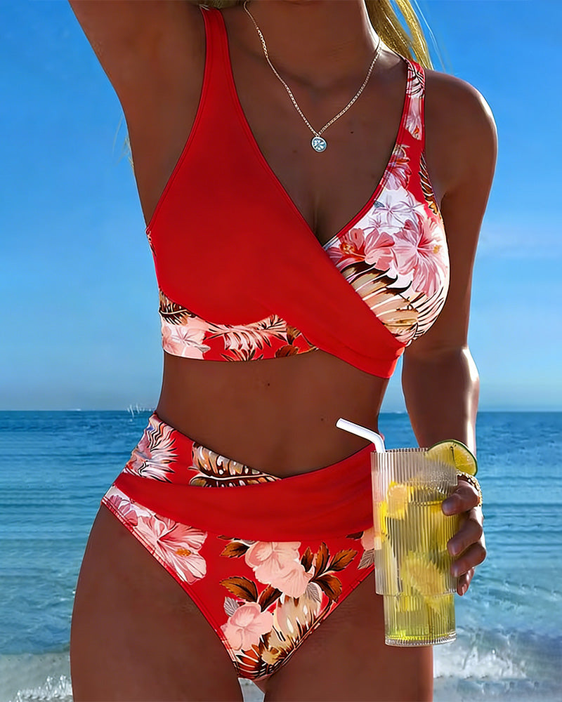 Marie | Bikini mit kontrastierendem Blumenmuster und Schlitz