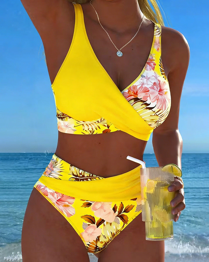 Marie | Bikini mit kontrastierendem Blumenmuster und Schlitz