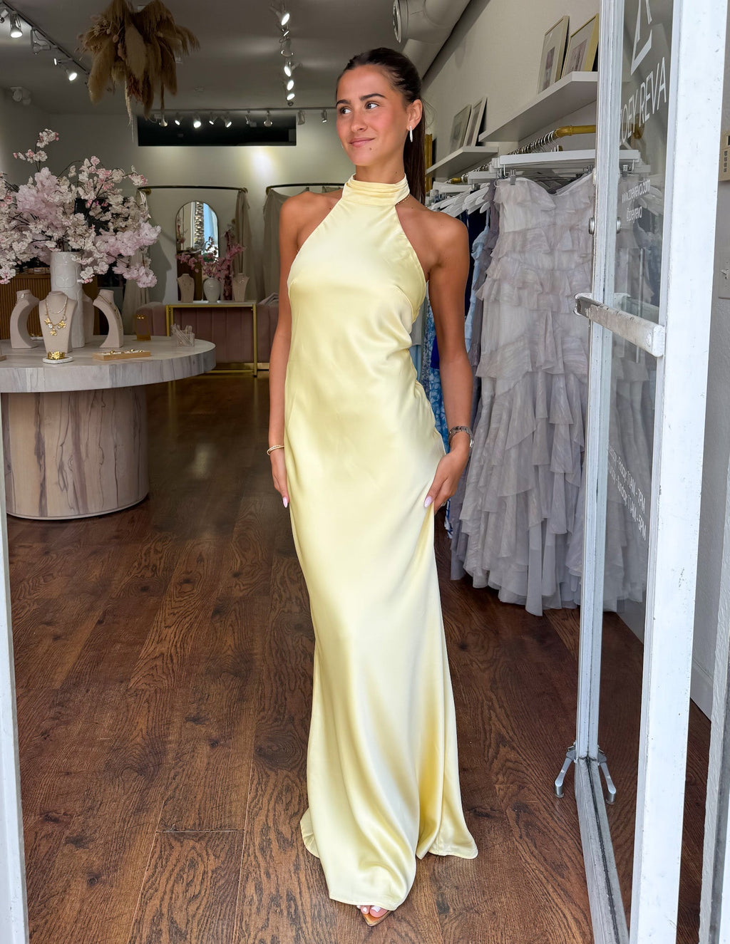 ZEYNEP | Elegantes Satin Maxikleid mit Halter-Ausschnitt