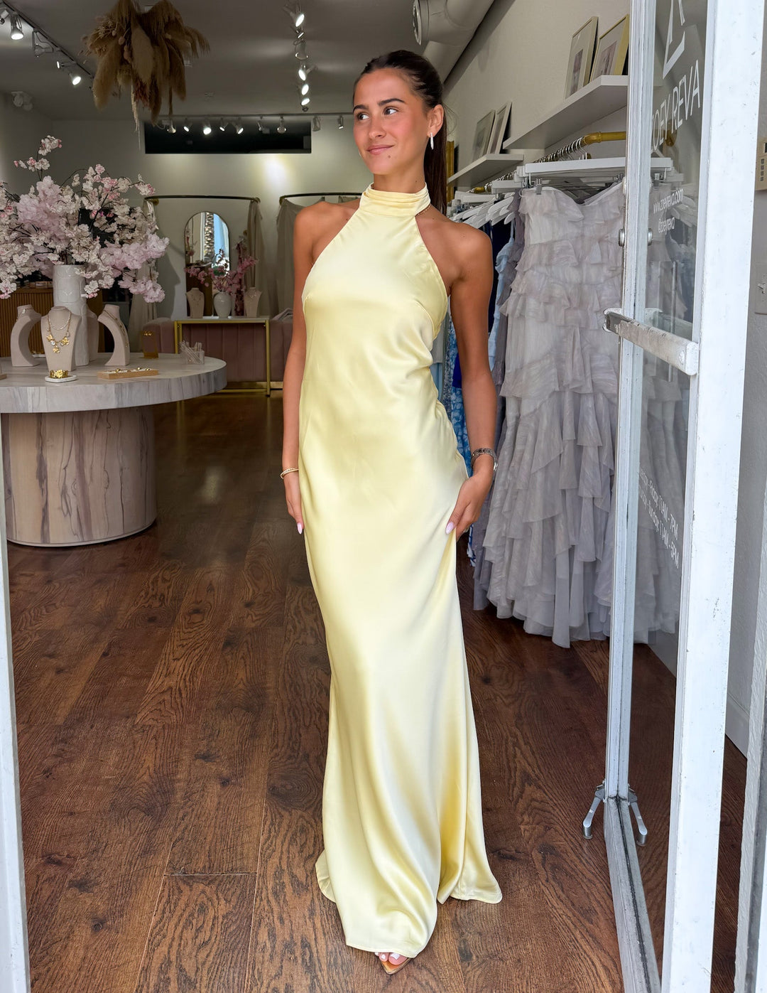 ZEYNEP | Elegantes Satin Maxikleid mit Halter-Ausschnitt