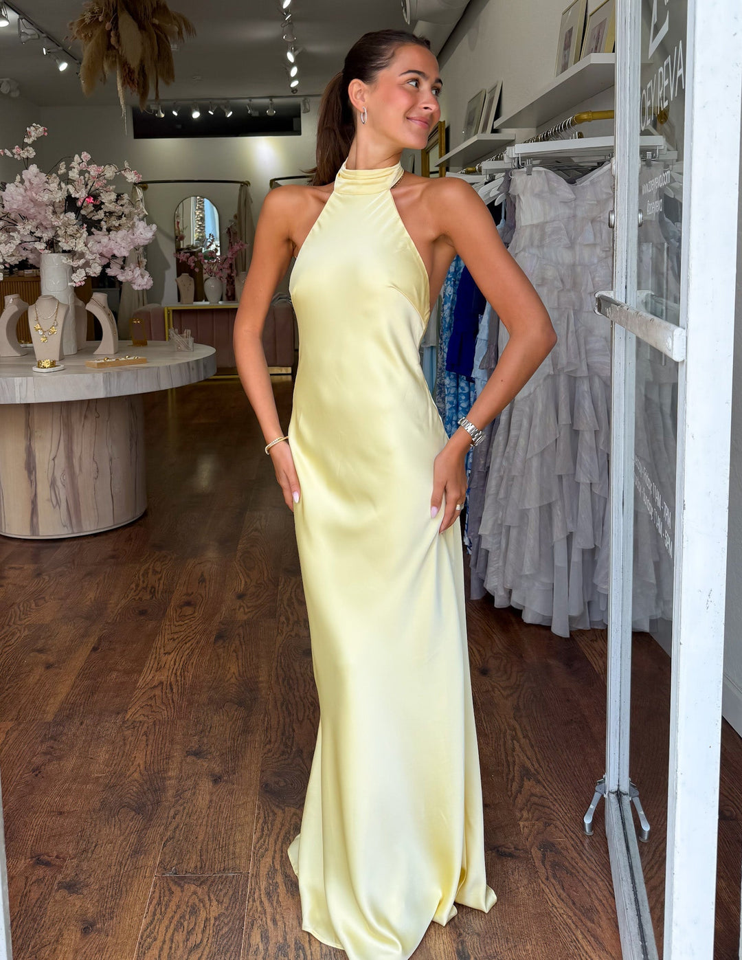 ZEYNEP | Elegantes Satin Maxikleid mit Halter-Ausschnitt