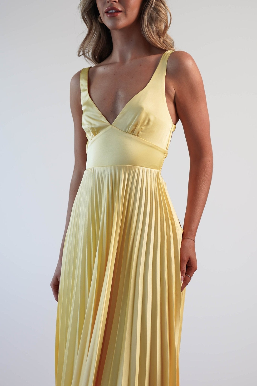 MALKA | Plissee Maxikleid mit Zartem Fall für Hochzeitsgäste
